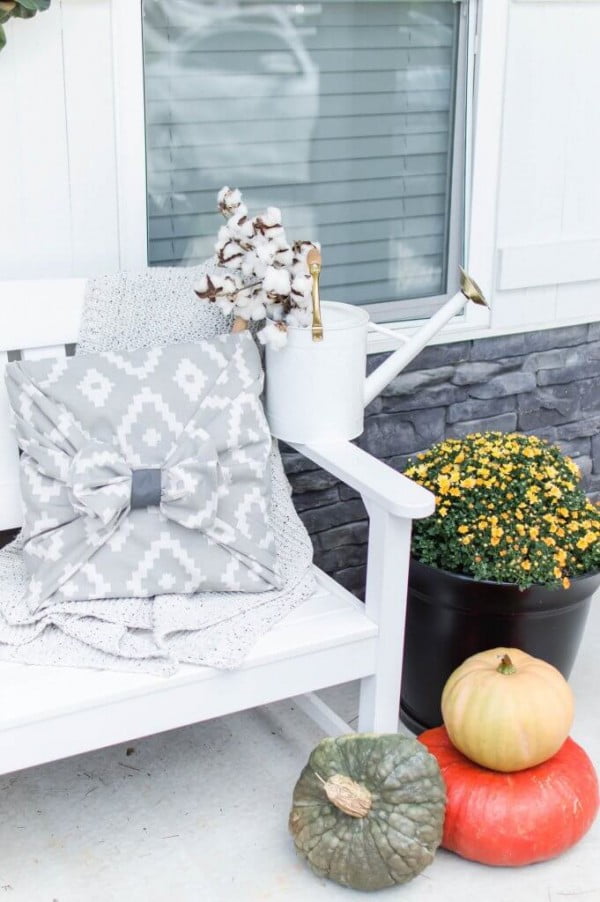 DIY No-Sew Pillow Covers (From Old Curtain Panels!) #nosew #DIY #craft #homemade #pillow