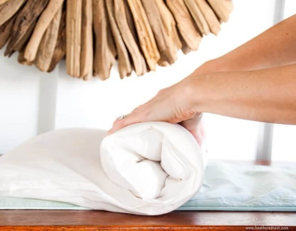 Make a no-sew bolster pillow PLUS cover in UNDER 5-minutes... #nosew #DIY #craft #homemade #pillow