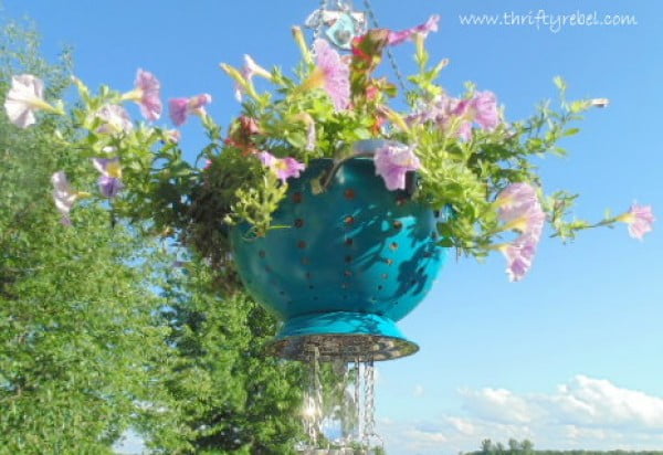 How to Make a Strainer Planter Wind Chime #DIY #crafts #windchimes