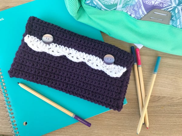 DIY Pencil Pouch: Crochet Pattern with Scalloped Edging #crochet #crochetpattern #DIY #craft