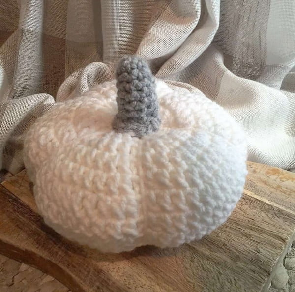 Free Crochet Pumpkin Pattern and DIY Tutorial #crochet #crochetpattern #DIY #craft