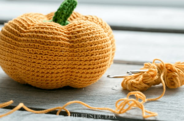 Easy DIY Crocheted Pumpkins #crochet #crochetpattern #DIY #craft