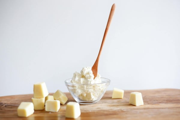 Homemade Whipped Body Butter Recipe with Coconut Oil & Cocoa Butter #DIY #beauty #craft #bodybutter