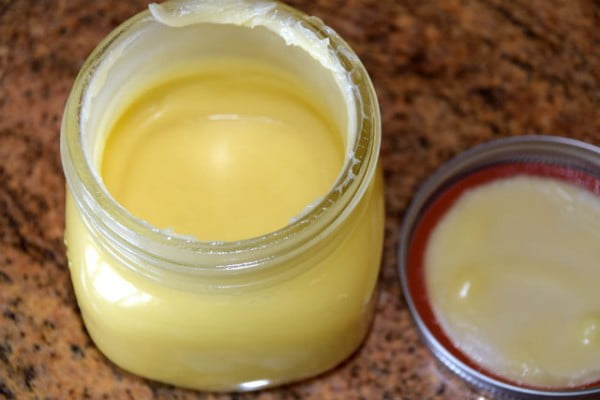 Homemade body butter with beeswax and shea butter #DIY #beauty #craft #bodybutter