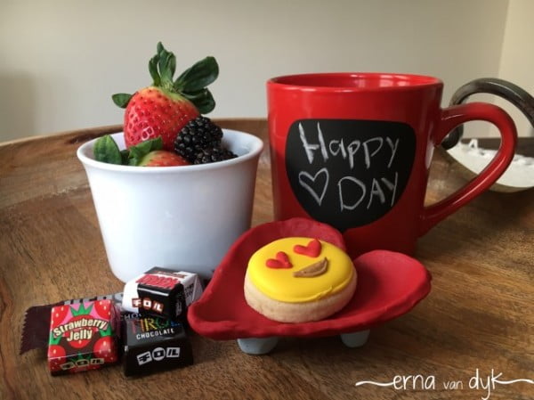 Perfect Valentine's Day Gift :: DIY Clay Heart Dish #DIY #clay #dish #trinket