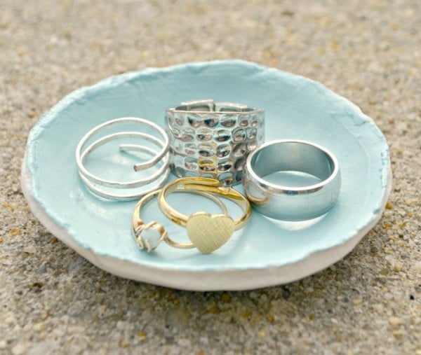 DIY Clay Jewelry Dish #DIY #clay #dish #trinket
