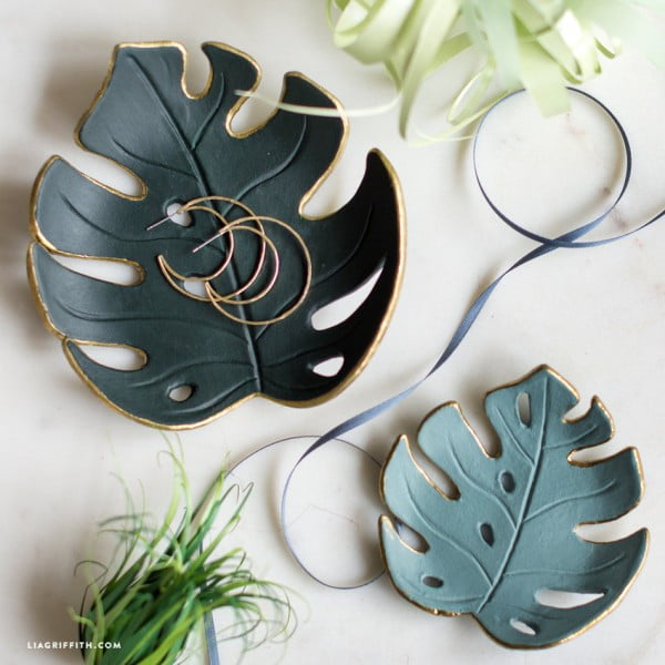 Make a simple DIY monstera drop dish for your home #DIY #clay #dish #trinket