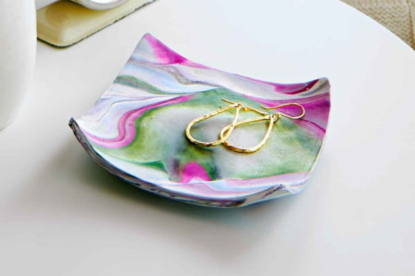 How to make a clay dish in four easy steps #DIY #clay #dish #trinket