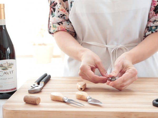 DIY Cheese Knives with Repurposed Wine Corks #DIY #craft #winecork
