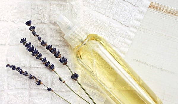 DIY makeup setting spray to ensure that your makeup does not budge